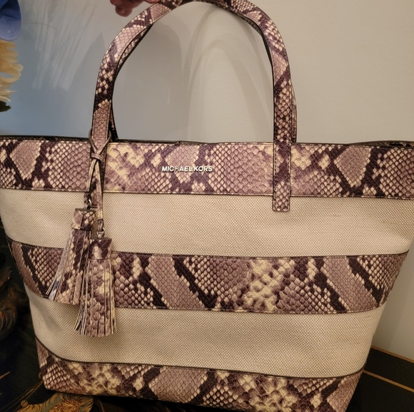 Michael Korrs purse with cosmetic bag and cover - Picture 2 of 7